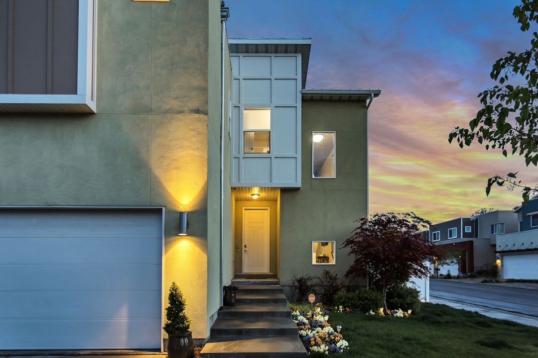 Modern home used to illustrate backup power planning during grid outages